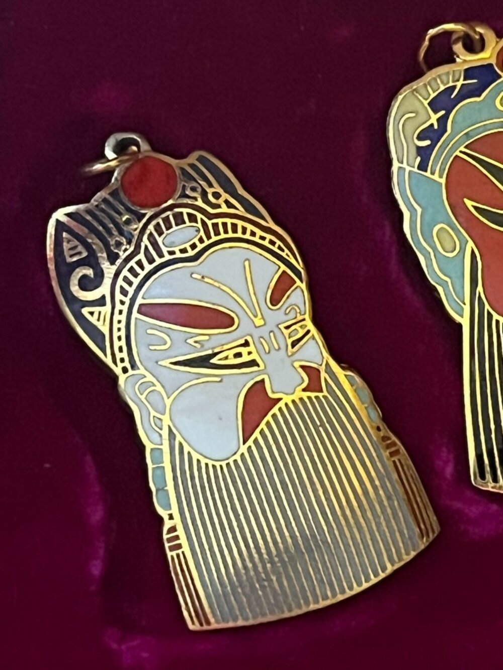 🎭Rare Vintage Enamel & Brass Chinese Opera Mask Pendant Set – Orig Brocade Box - Picture 3 of 16